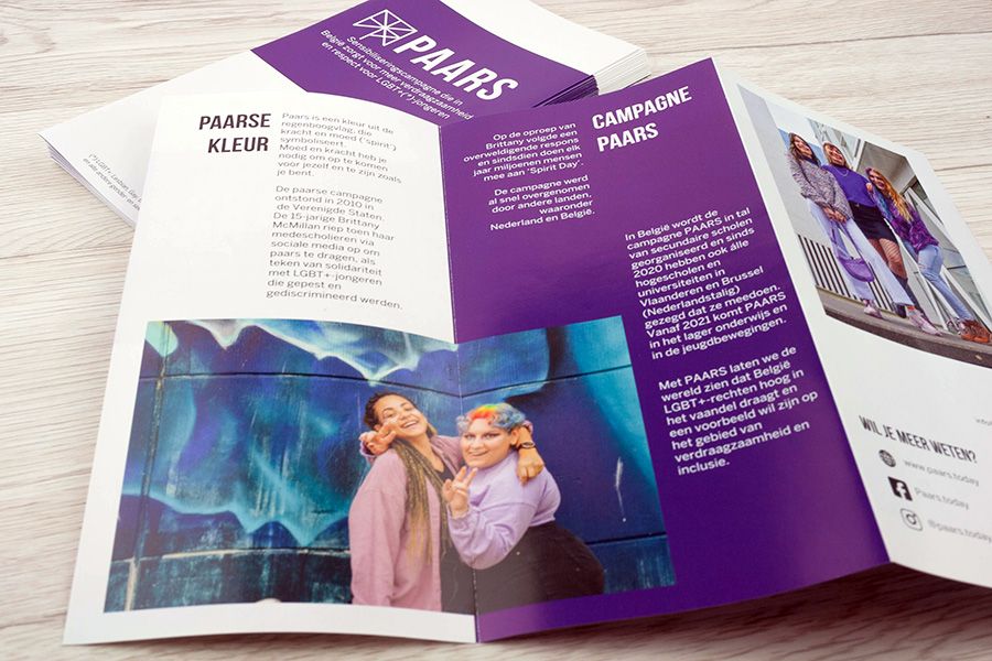 Folder voor Paars op gesloten formaat US (open formaat A4 in 3-luik gevouwen)